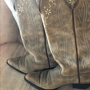 Ariat Women’s cowboy boots 9